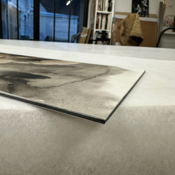 Œuvre de Léa Aquilina marouflée sur support aluminium retaillé à la taille de l'œuvre, prête pour l'encadrement, atelier Atelier Annel.