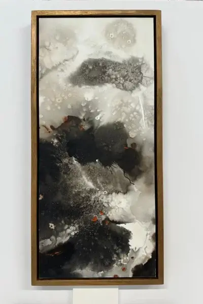 Œuvre de Léa Aquilina, marouflée sur plaque de composite aluminium et encadrée en caisse américaine par Atelier Annel. Caisse américaine en chêne teinté avec patine or.