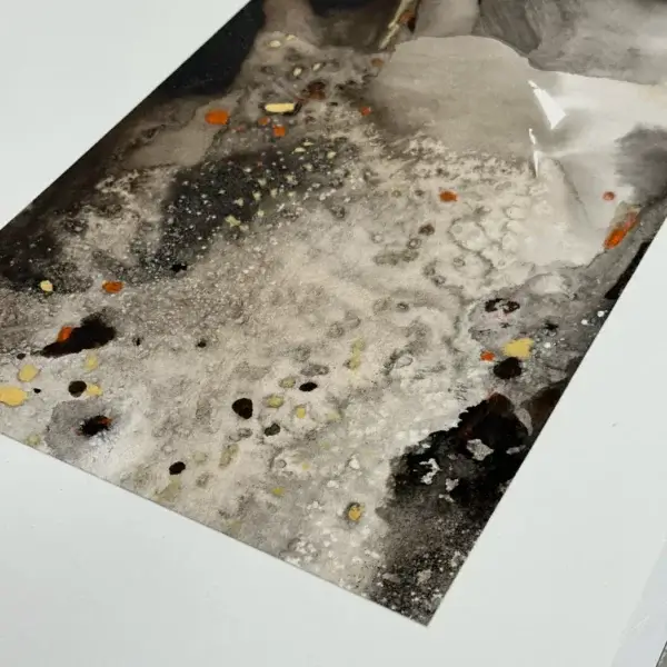 Œuvre de Léa Aquilina en cours de marouflage sur un support en composite aluminium, dans l'atelier Atelier Annel. Détails des textures et des couleurs avant l'encadrement final.