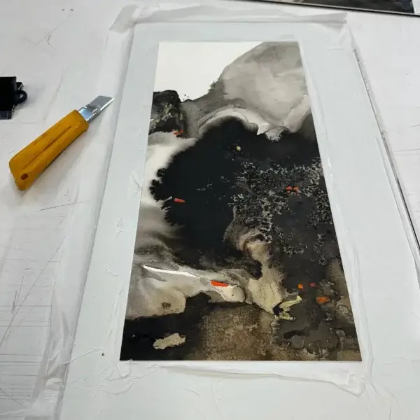 Détail d'une œuvre de Léa Aquilina encadrée en caisse américaine, mettant en valeur les nuances sombres et les formes organiques, atelier Atelier Annel.